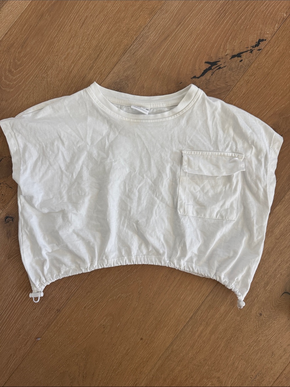 Zara White cropped  Tee
Size 8-9 girls
Excellent condition